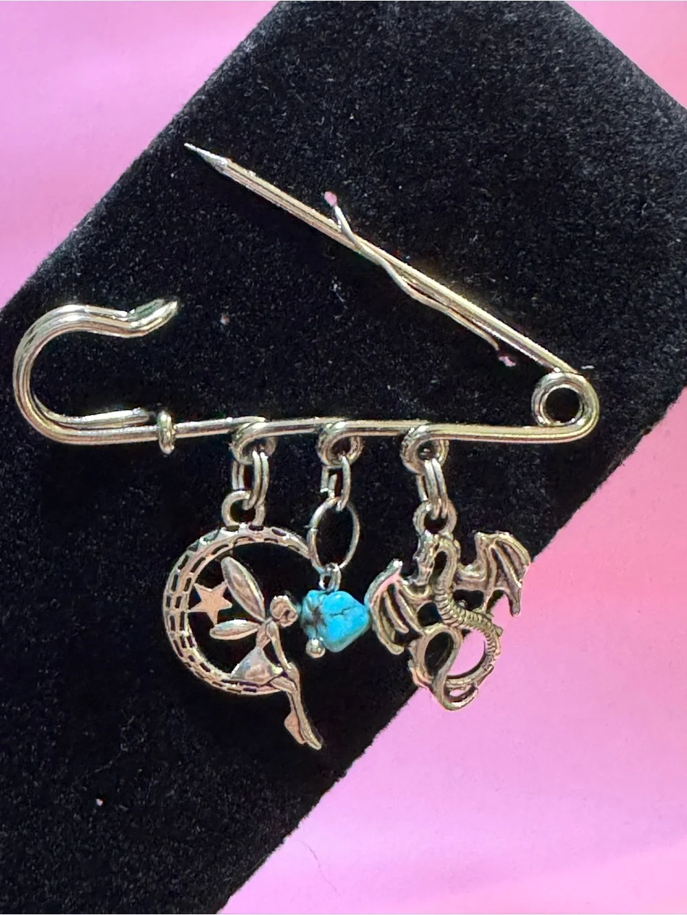 🧚 🐉 Silver toned Safety Pin Brooch with Turquoise Accent